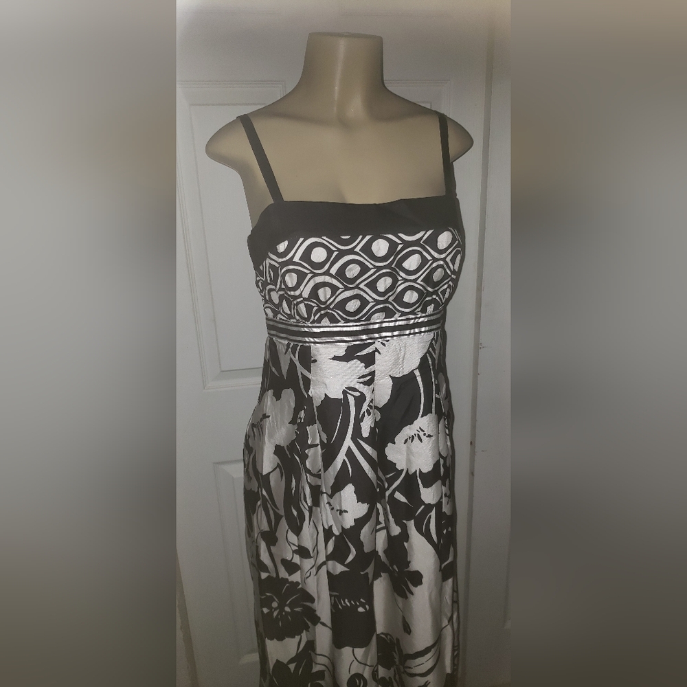 White House Black Market Black and White Floral Maxi Dress - Picture 9 of 9